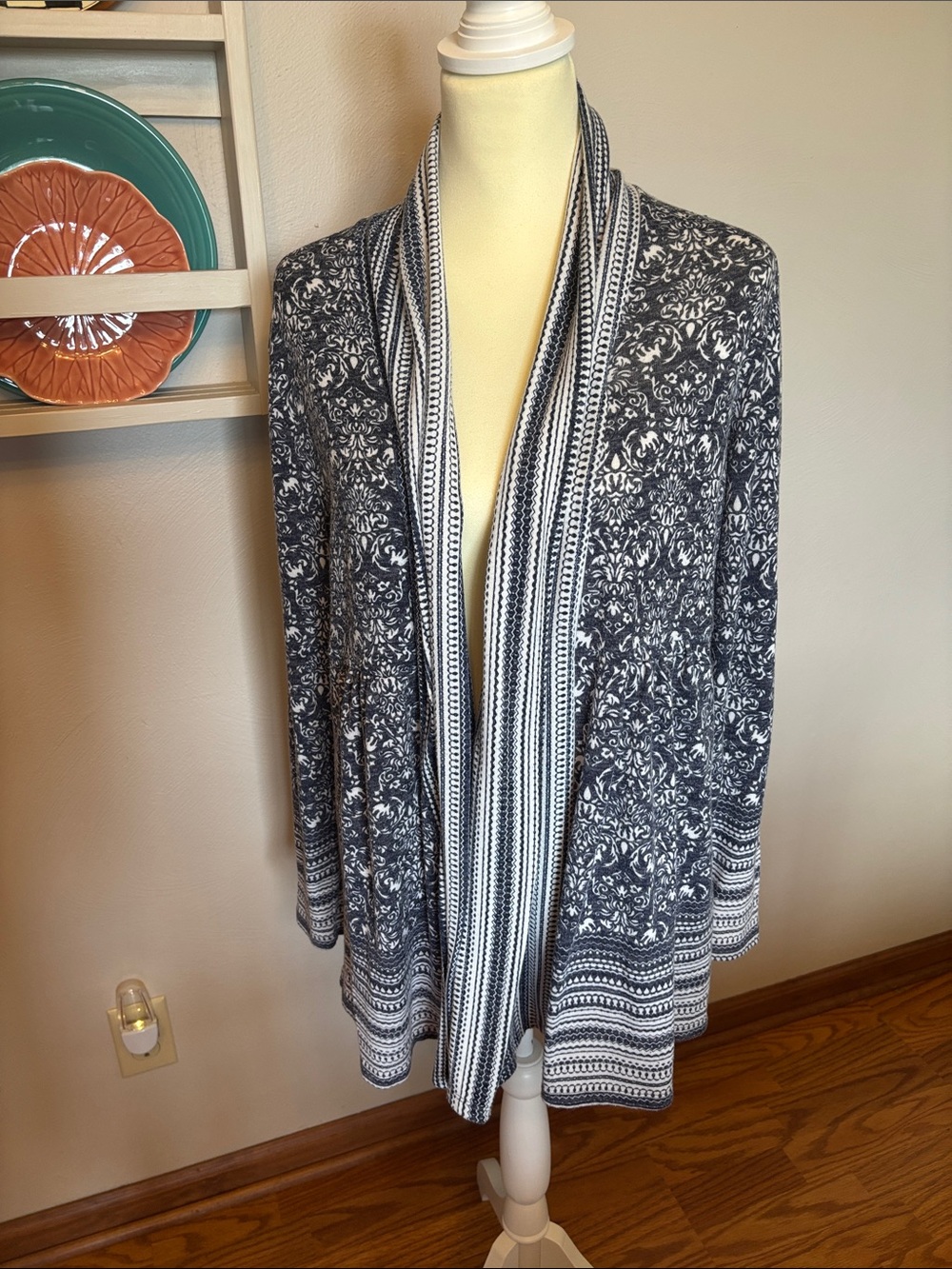 Dalia Women’s Open Front White & Blue Patterned lightweight Sweater, large